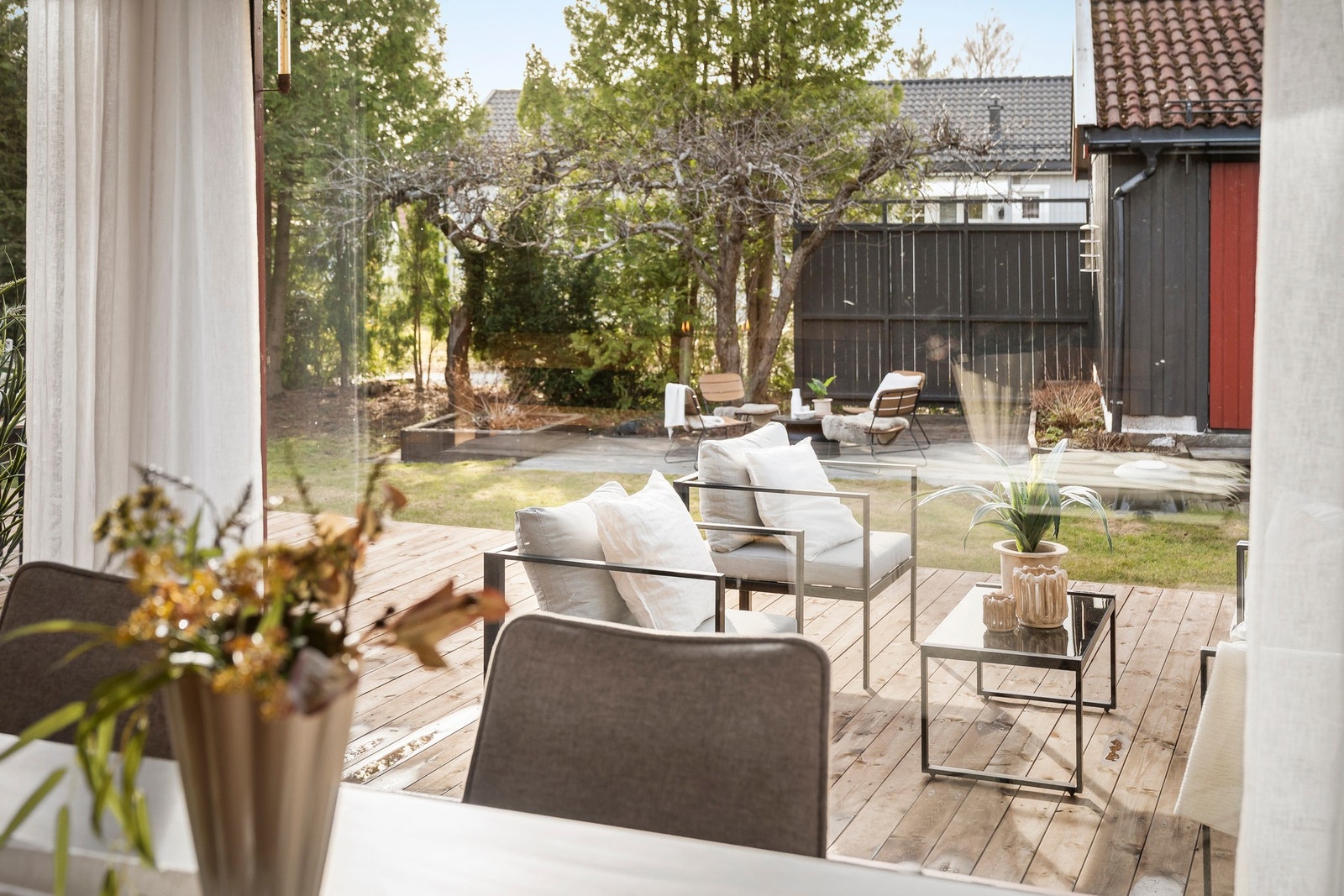 Fra stuen er det utsikt og direkte utgang til en vestvendt terrasse som ble nylagd i 2025. Galleribilde