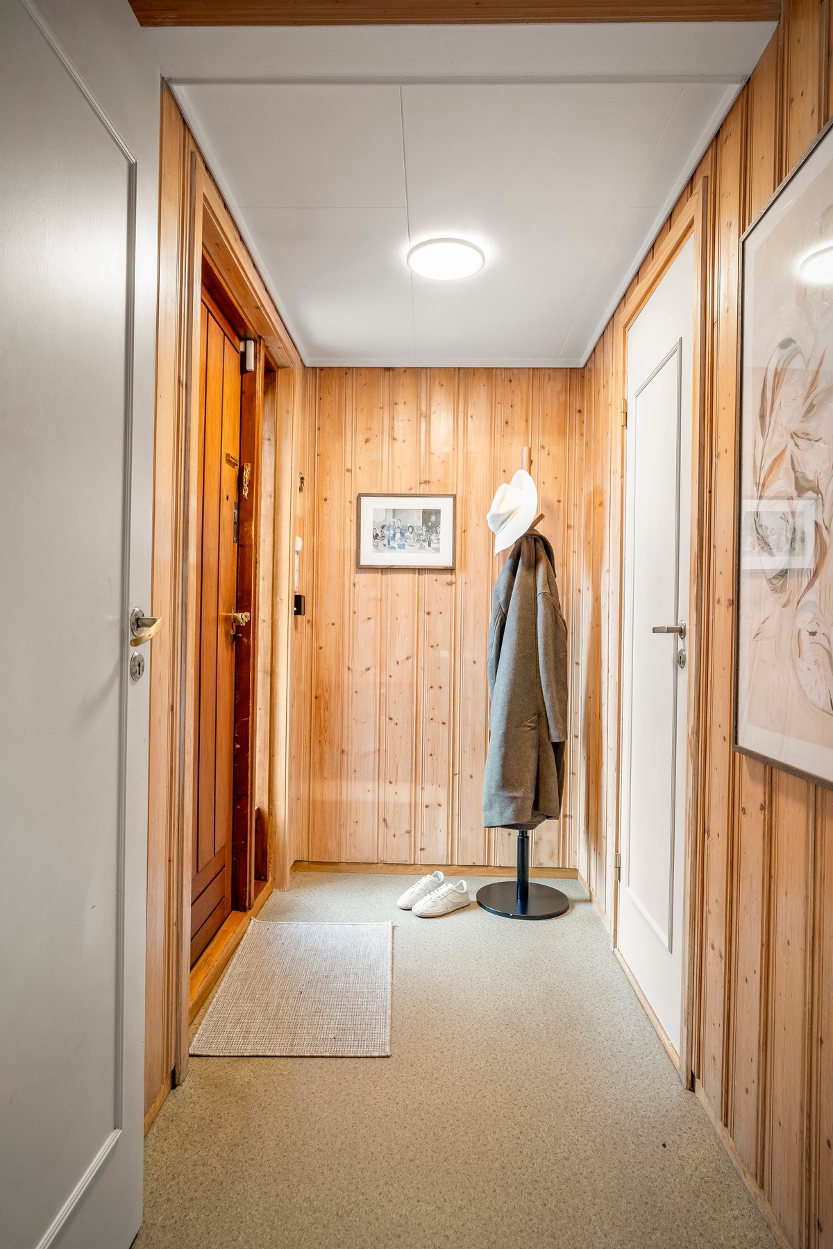 Det er godt med plass for yttertøy og sko i bod inn til høyre. Innenfor boden finner man også boligens tekniske rom. Galleribilde
