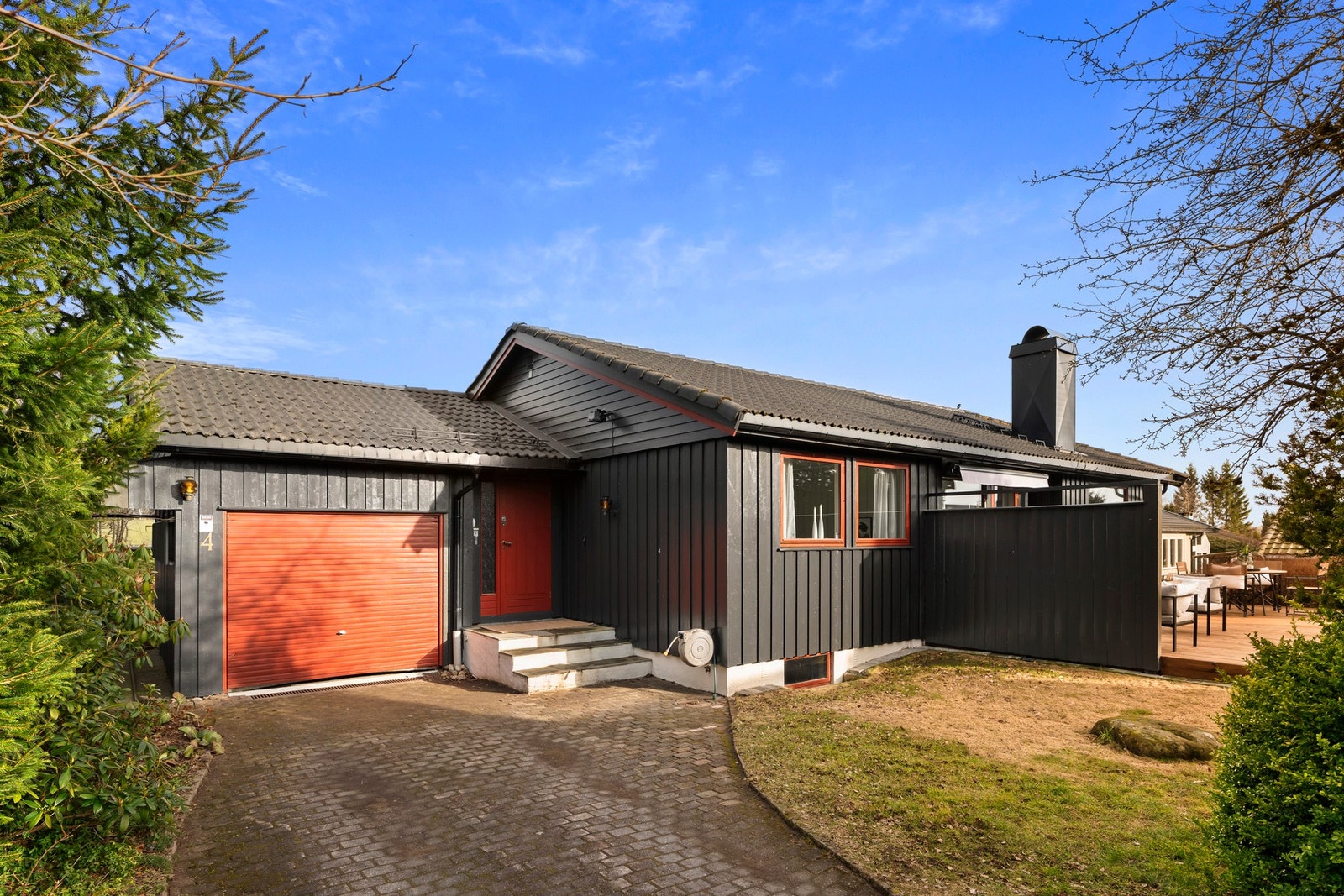 Her er det plass for flere biler, både i garasjer og i oppkjørsel. Galleribilde