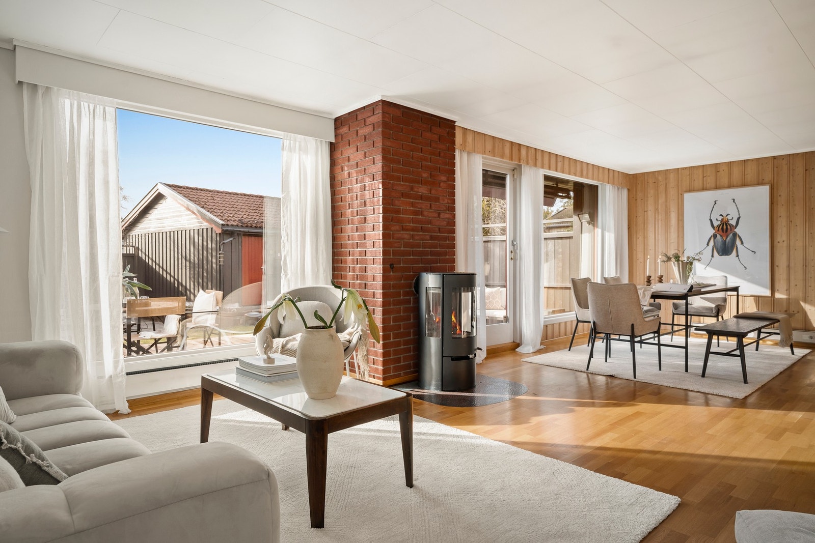 Velkommen inn i en hyggelig stue som er lys og romslig. Galleribilde