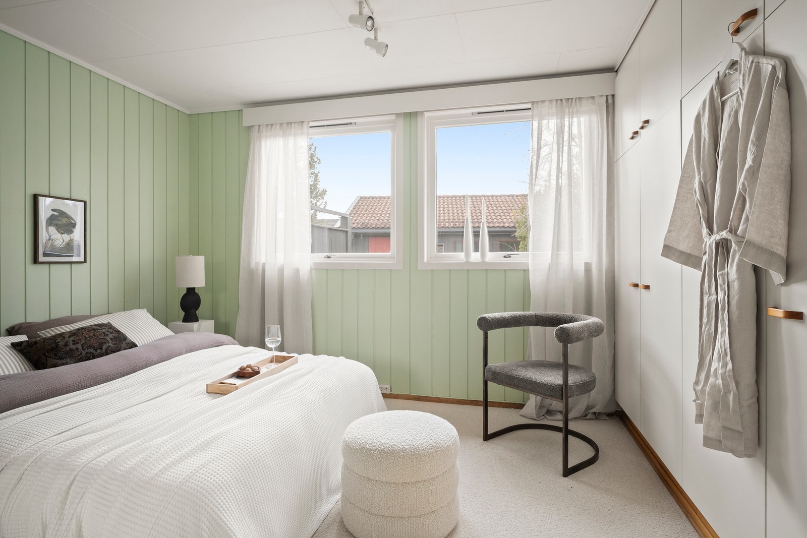 Begge soverommene har gode møbleringsmuligheter og naturlig lysinnslipp. Galleribilde