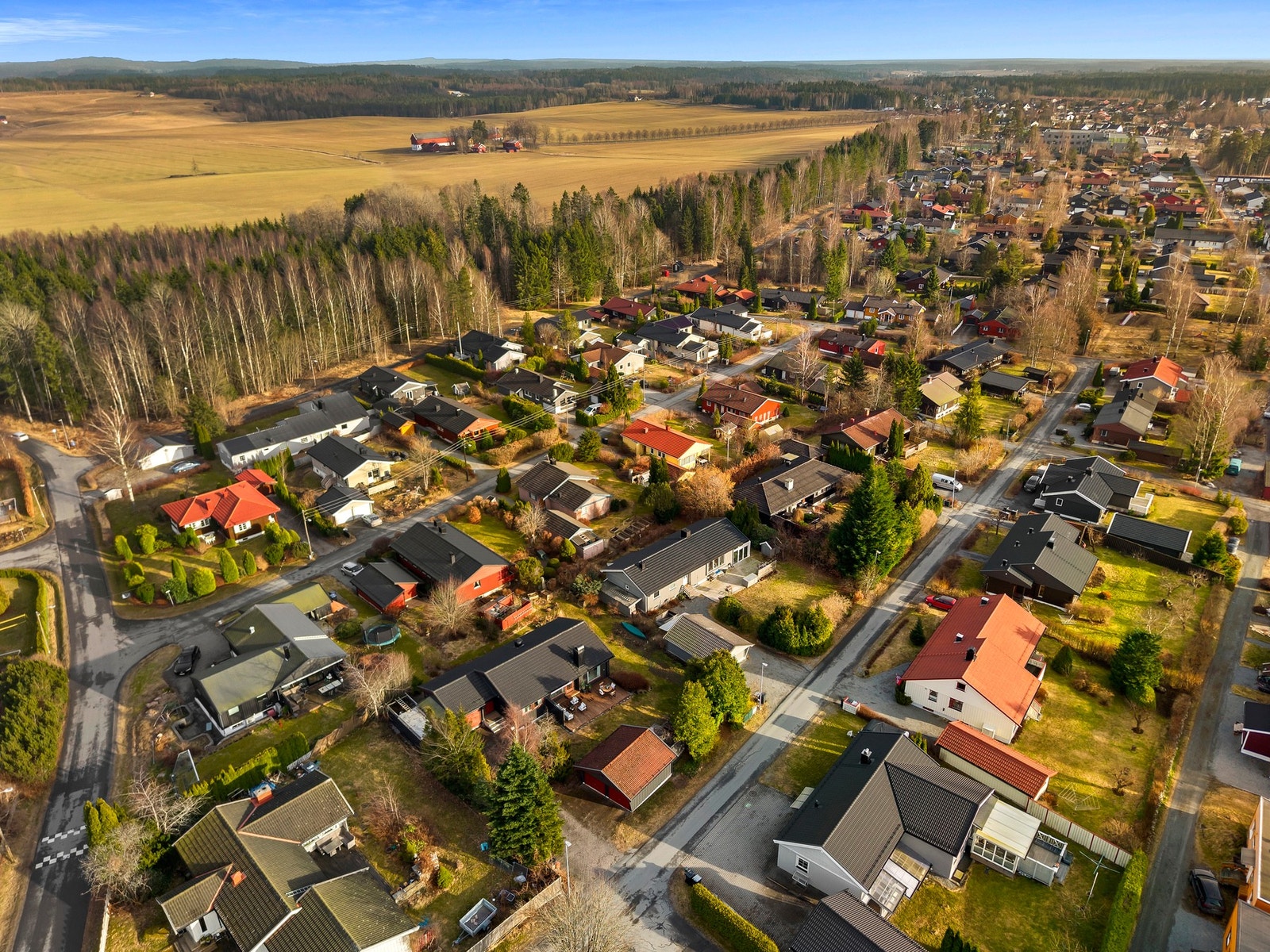 Rustad boligområde består hovedsakelig av småhus- og eneboligbebyggelse. Galleribilde