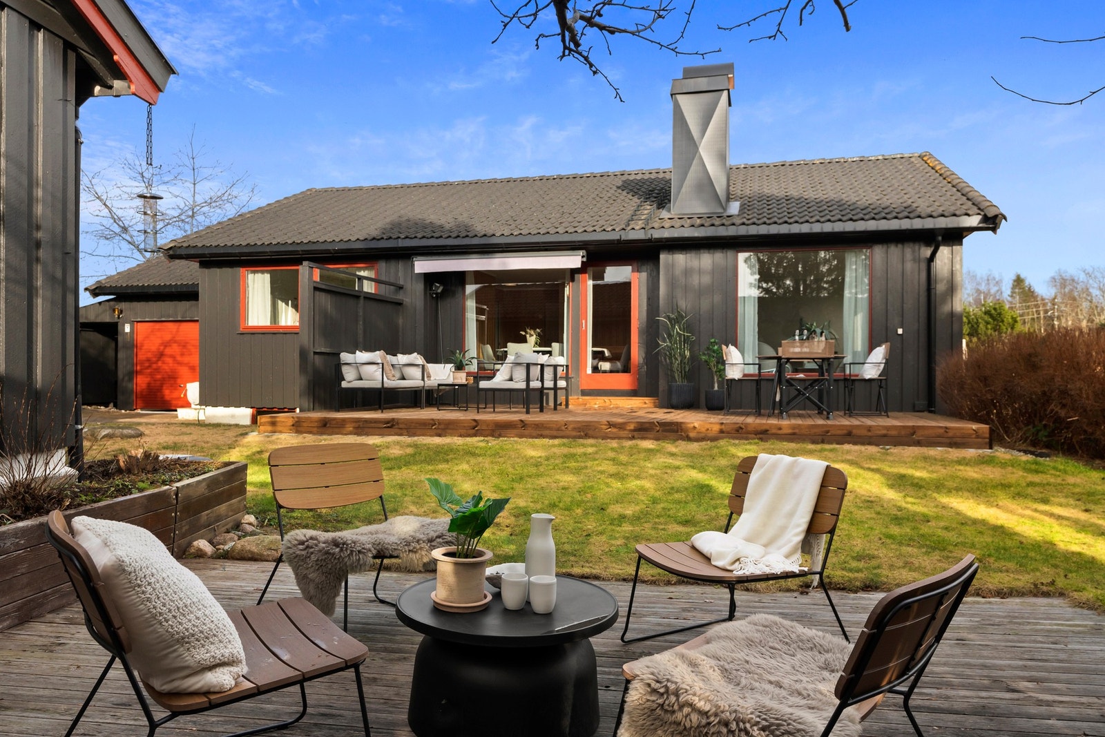 I tillegg finner man en sydvendt terrasse i hagen i forbindelse med garasjen - et perfekt utgangspunkt for ettermiddagssol og lange sommerkvelder. Galleribilde