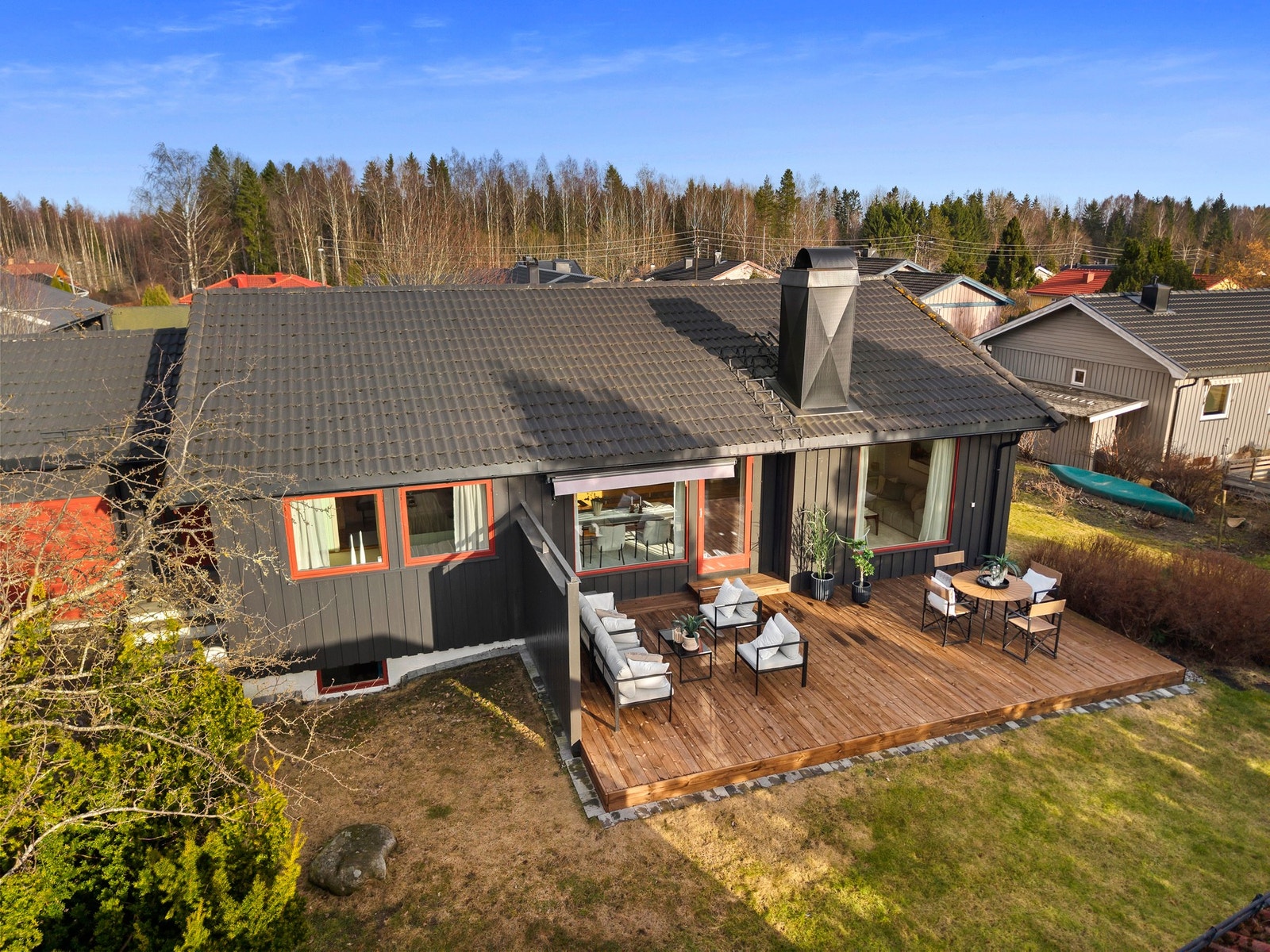 Eiendommen har en stor og flott opparbeidet tomt med gressplen, beplantning og gode solforhold. Galleribilde