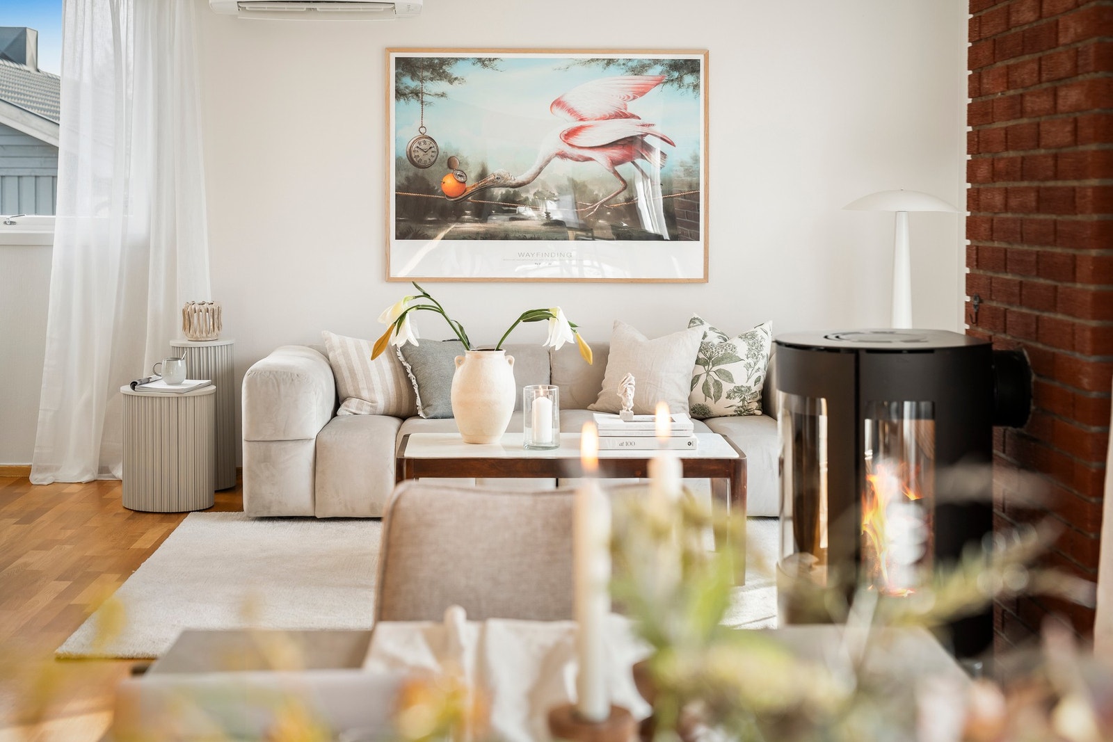 Her er det enkelt å møblere med en koselig sofakrok i nærheten av peisen som gir en lun varme. Galleribilde