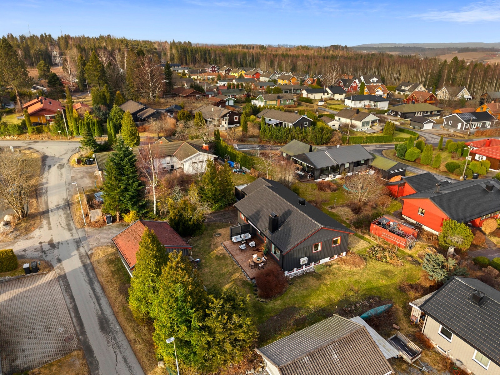 Eiendommen har en fin beliggenhet med kort vei til sentrum, marka, lekeplass og fotballbane. Galleribilde