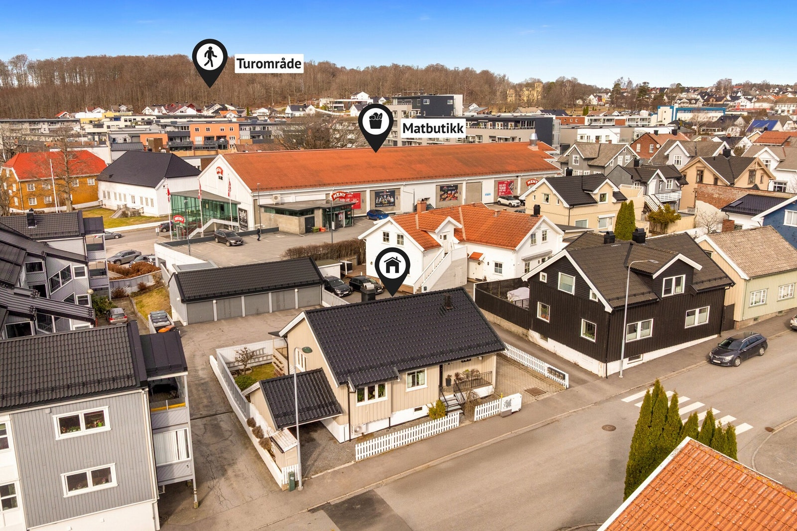 Eiendommen ligger midt i hjertet av Larvik sentrum, med butikker, kafeer, restauranter, kjøpesenteret Amfi og et bredt spekter av øvrige tilbud og tjenester rett utenfor døren. Galleribilde