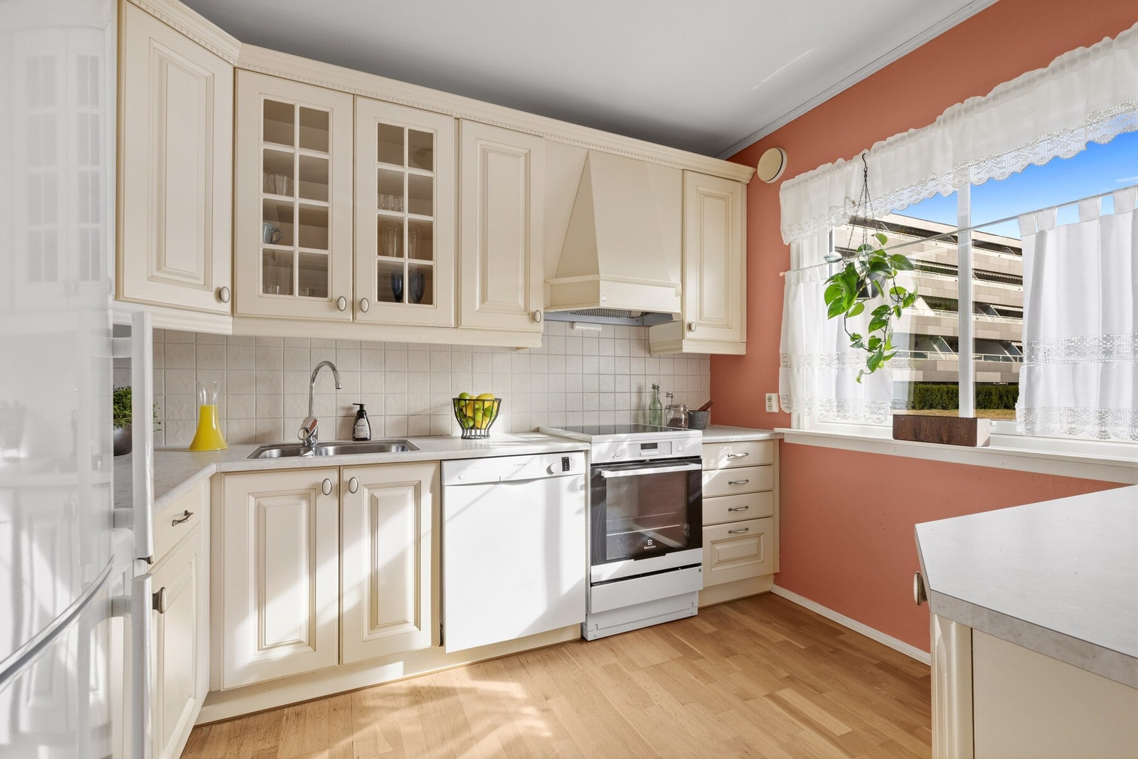 Kjøkkenet ligger i en egen sone med adkomst fra stuen. Galleribilde