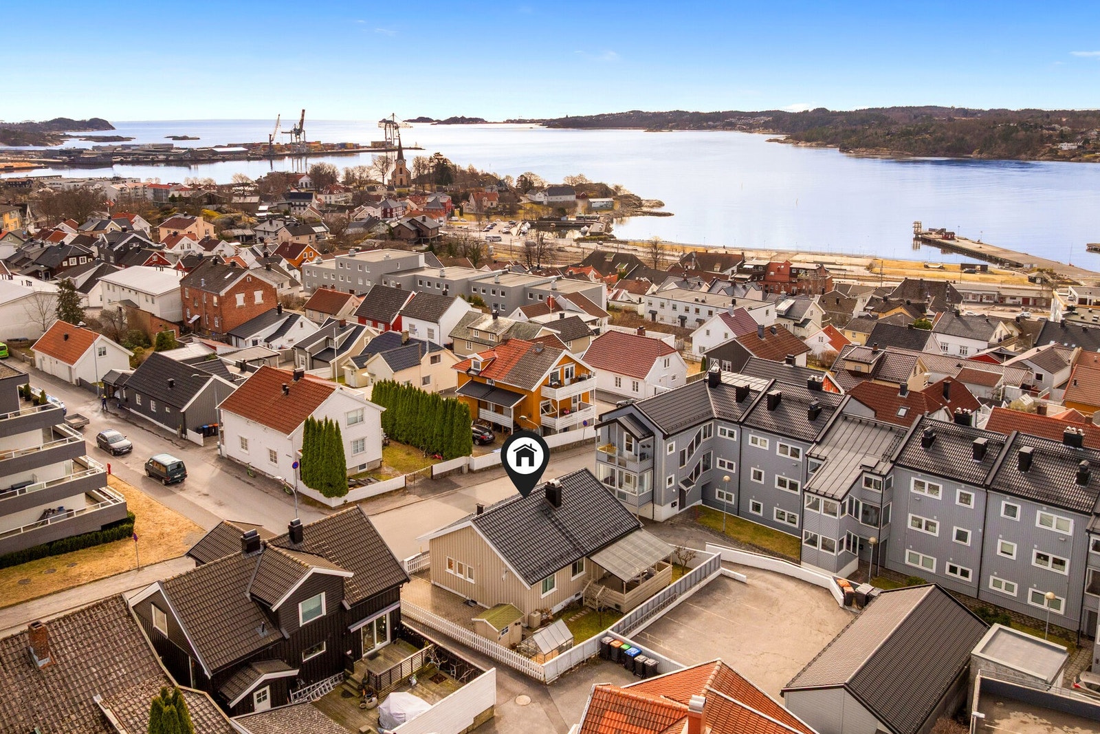 Leinæs & Partners v/Thomas A. Østmo har gleden av å presentere Trygves gate 7B - en velholdt og koselig enebolig med solrik hage, midt i hjertet av Larvik sentrum. Galleribilde