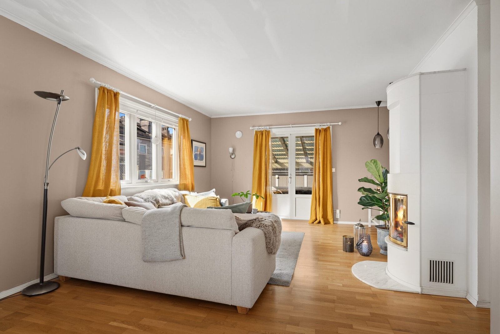 Boligen har en praktisk planløsning over én etasje + innredet kjeller. Galleribilde