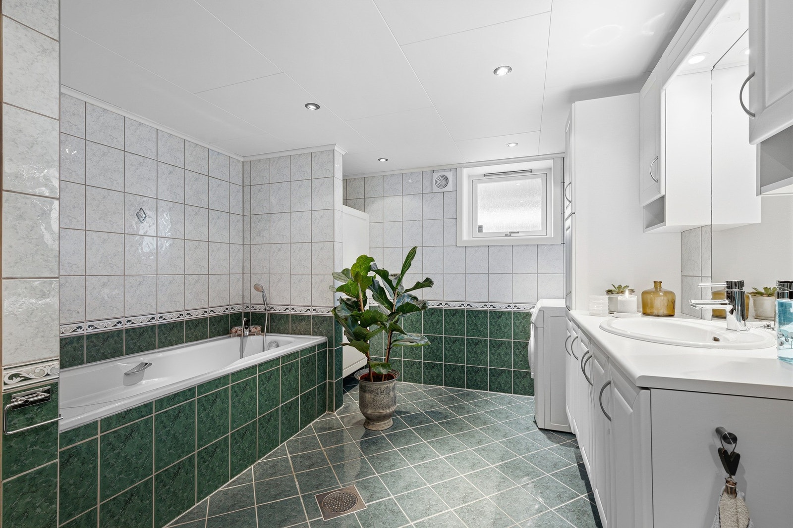 Badet i kjelleretasjen byr på god plass og praktiske løsninger. Galleribilde