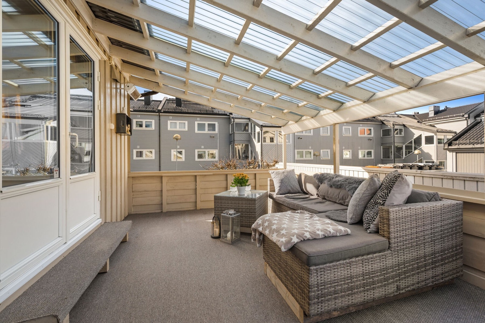 Fra stuen har du utgang til en trivelig, overbygget uteplass - perfekt for fine sommerdager. Galleribilde