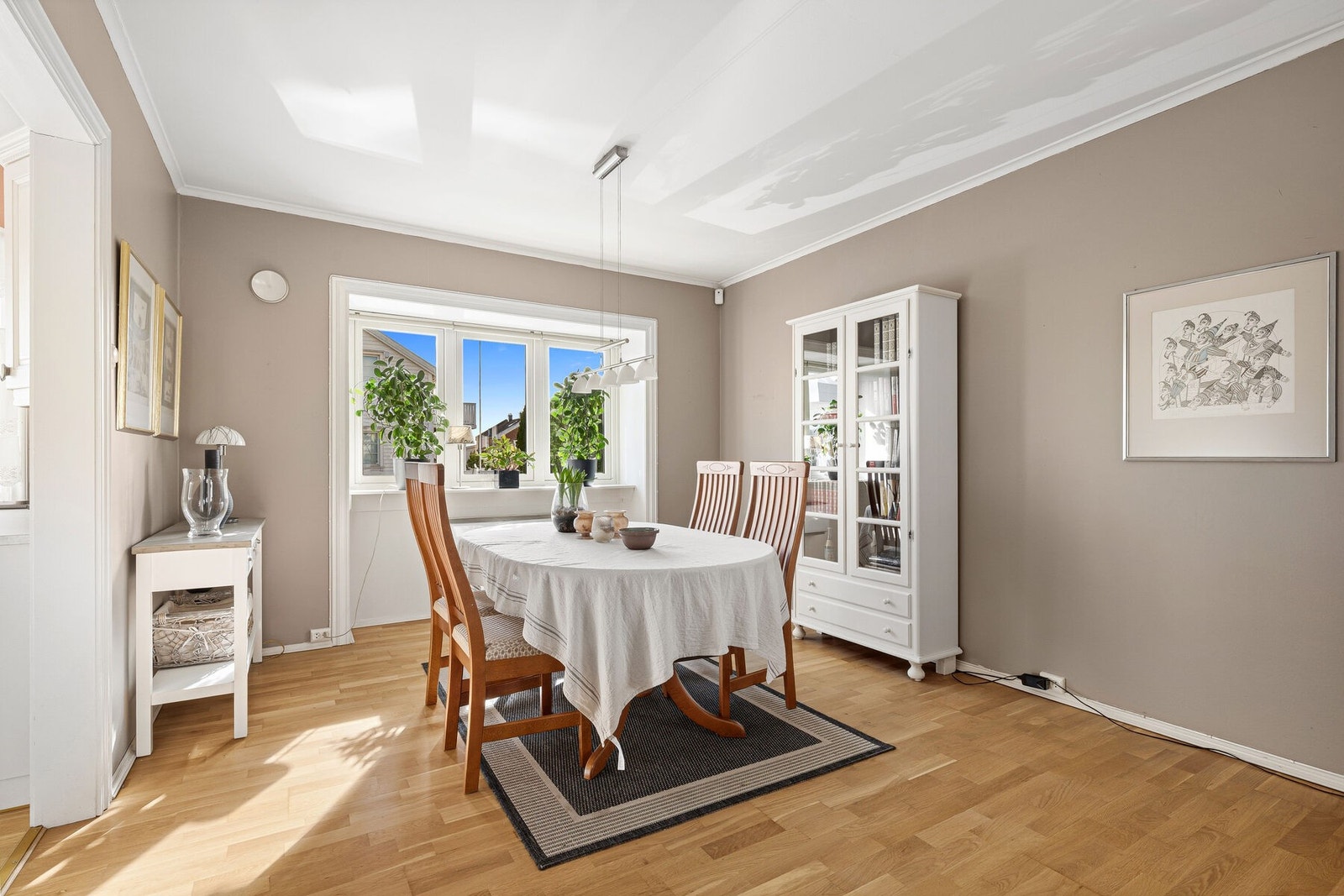 Stuen har en naturlig plassering for spisegruppen, like ved kjøkkenet. Galleribilde