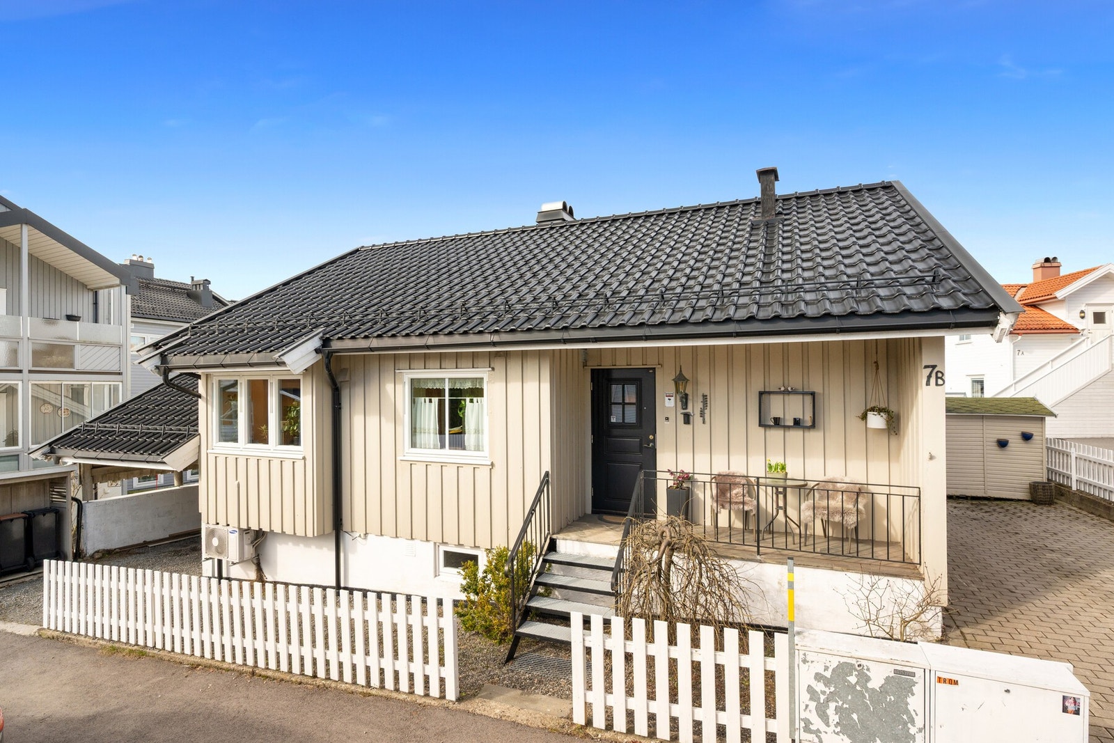 Velkommen til en hjemmekoselig enebolig som kombinerer sentrumsnær beliggenhet med en lun og privat atmosfære. Galleribilde