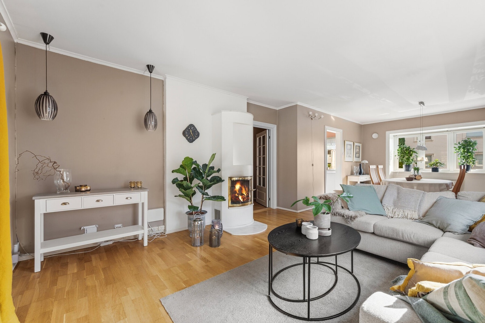 I første etasje møtes du av en romslig og lys stue med en flott peisovn og god plass til både sofagruppe og spisebord. Galleribilde