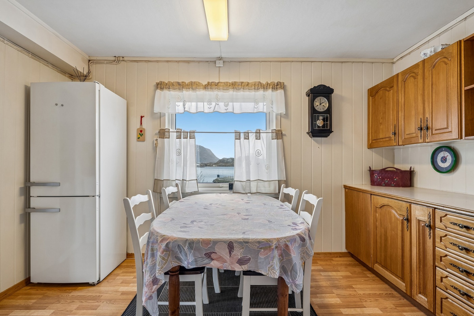 Kjøkkeninnredning med både glatte og profilert fronter med laminat benkeplate. Galleribilde