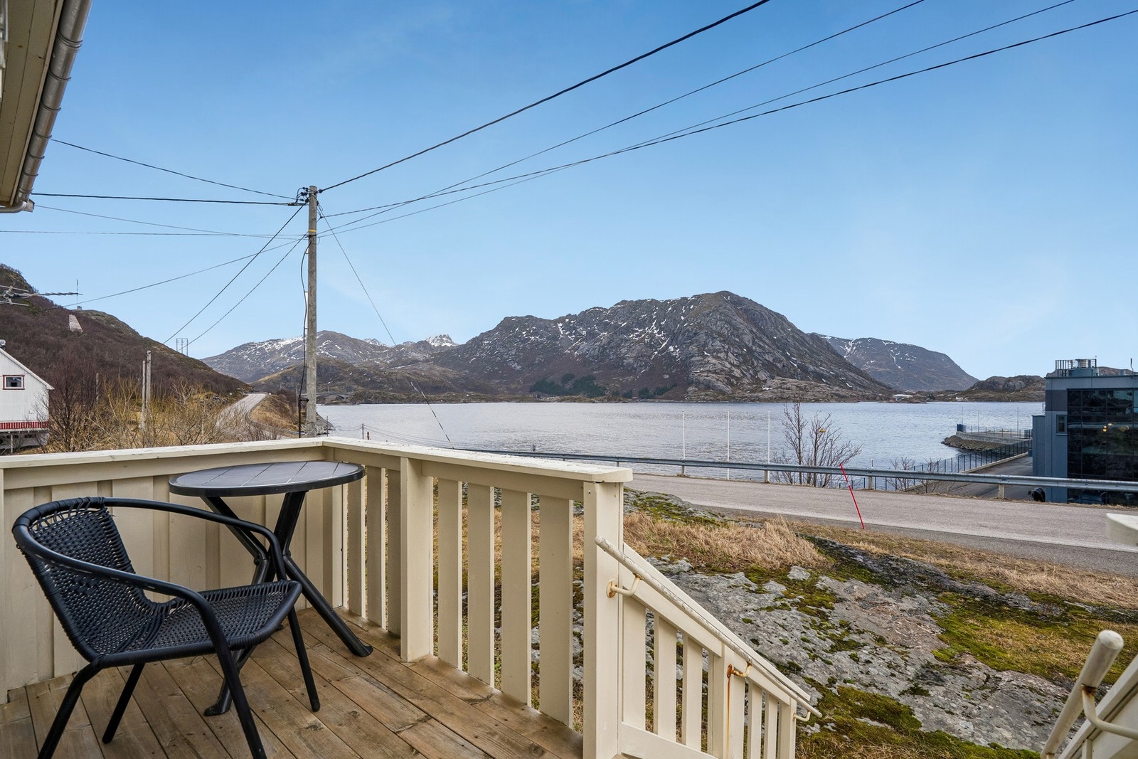 Utsikt utover Islendingen (vannet) og bort mot Sund i Flakstad. Galleribilde