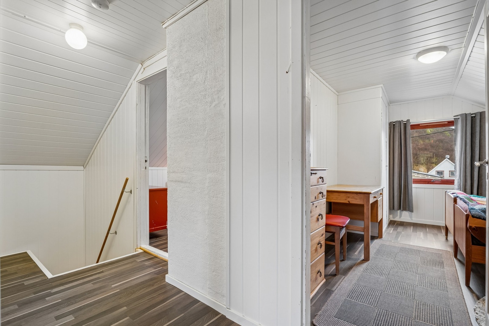 Fra gangen på loftet er det dør inn til boligens 4 soverom. Galleribilde