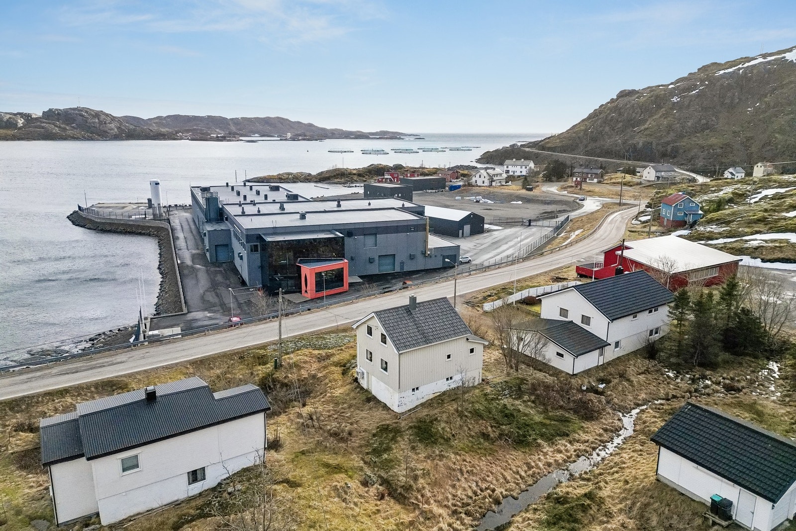 Moskenes ligger ca. 20-25 minutter ifra eiendommen hvor det er ferjeforbindelse videre til Bodø. Galleribilde