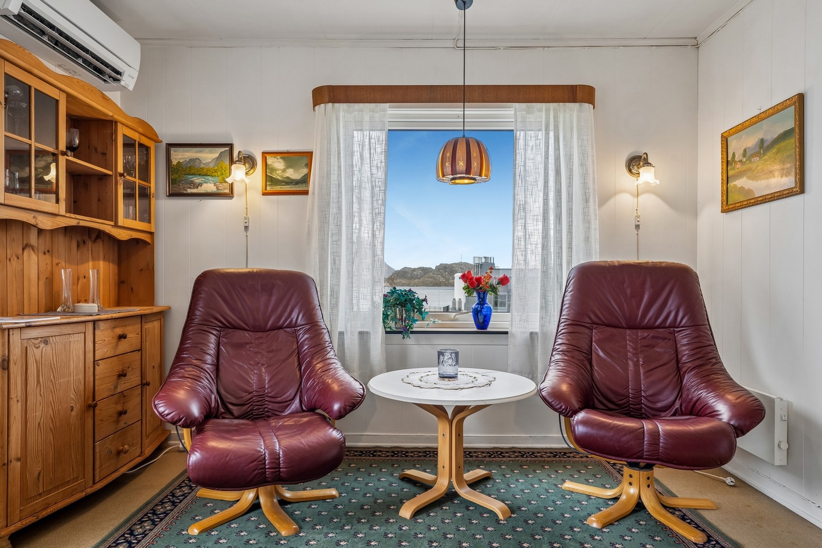 Lyse overflater på vegger og belegg på gulvet i stuen. Galleribilde