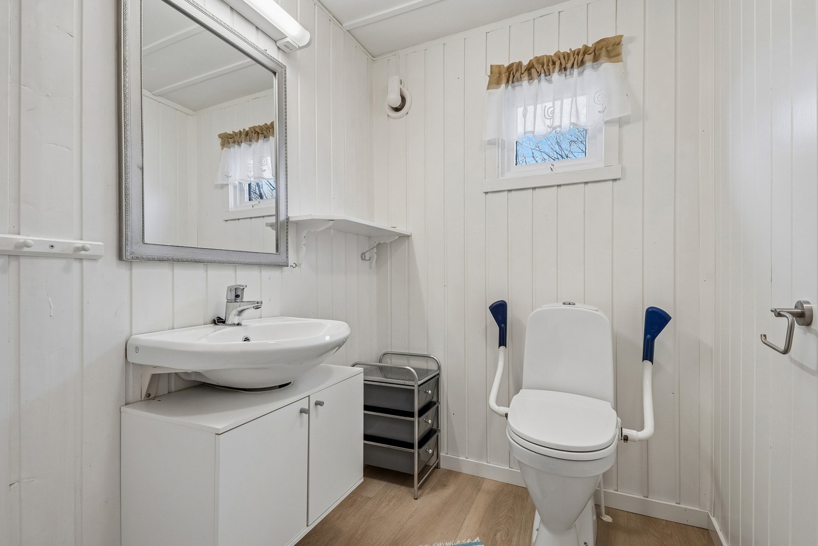 Eget toalettrom med vask og baderomsinnredning. Galleribilde