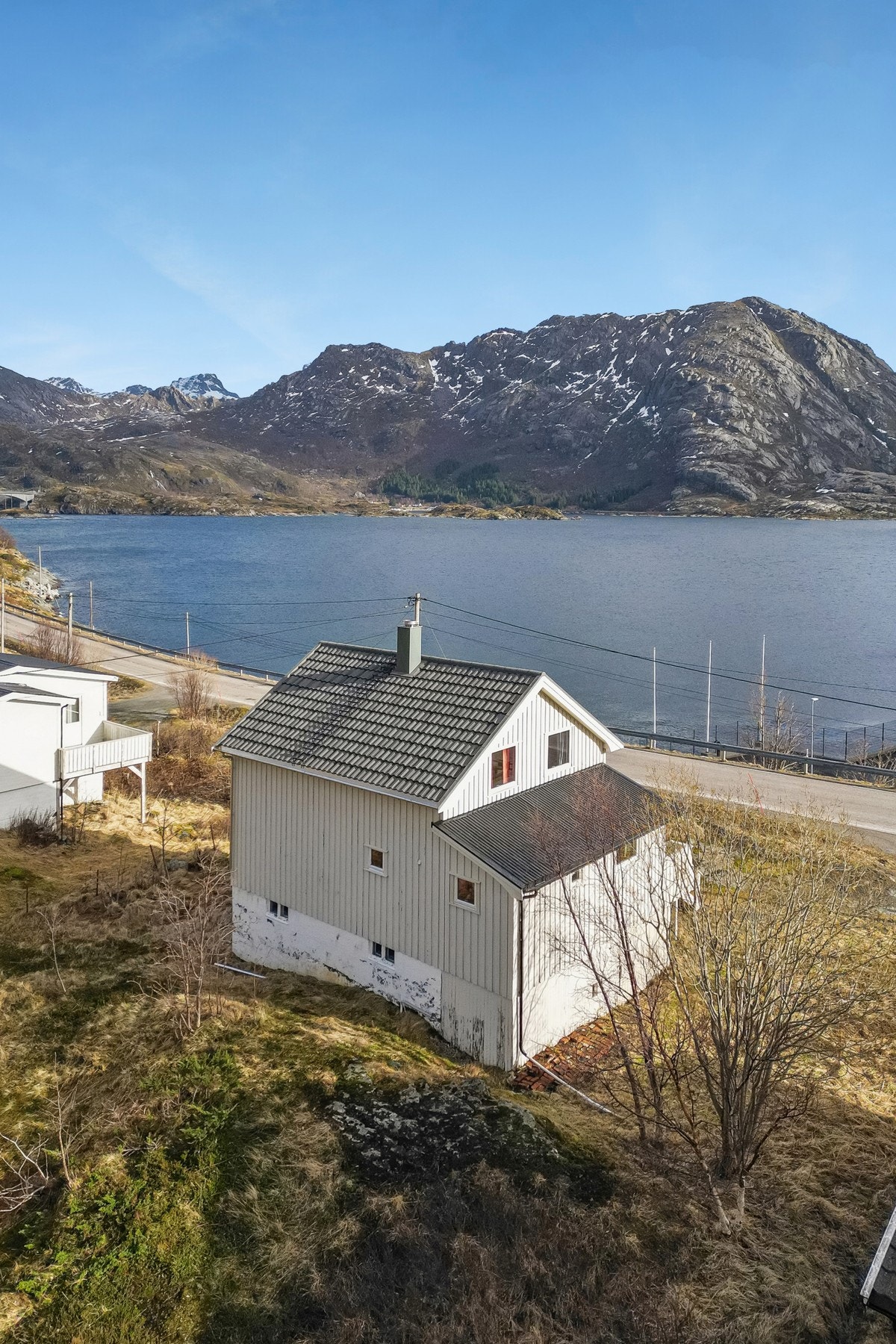 Ramberg ligger omtrent 10 minutter unna og byr på dagligvarebutikk, skole, barnehage og den kjente Rambergstranda. Galleribilde