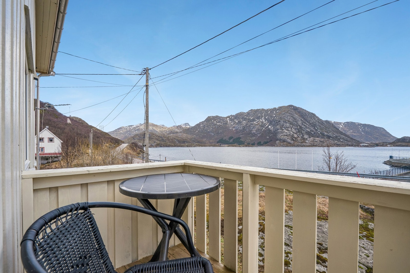 Boligen ligger i et område med karakteristisk lofotnatur, omgitt av fjell, hav og åpne landskap. Galleribilde