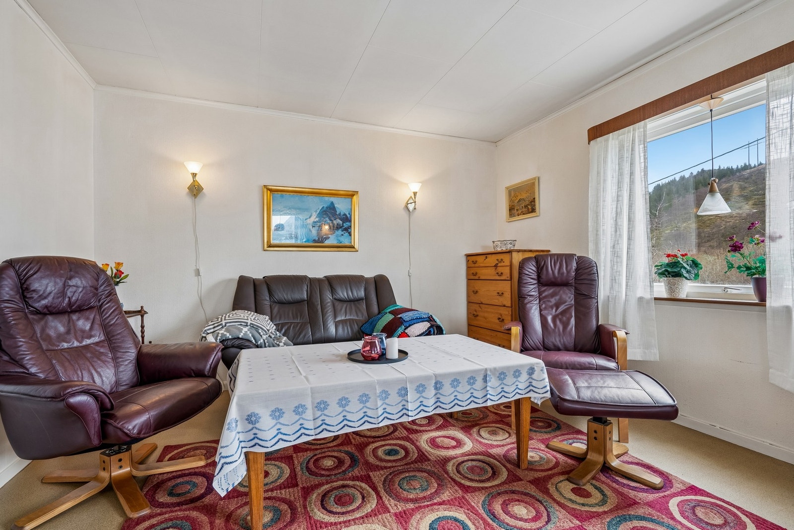 Praktiske møbleringsmuligheter med plass til både sofa- og spisegruppe. Galleribilde