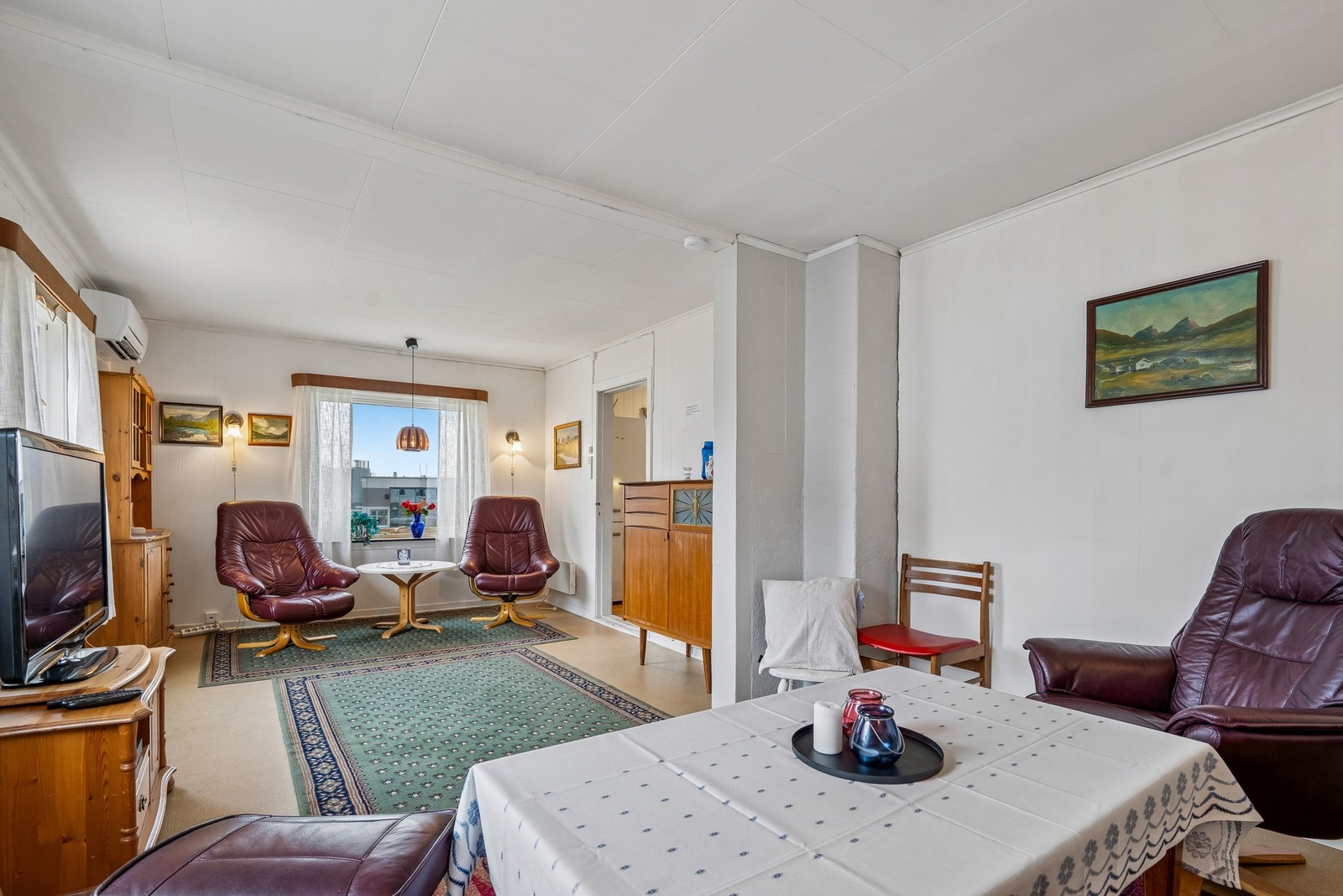 Oppvarming via varmepumpe og vedovn. Galleribilde