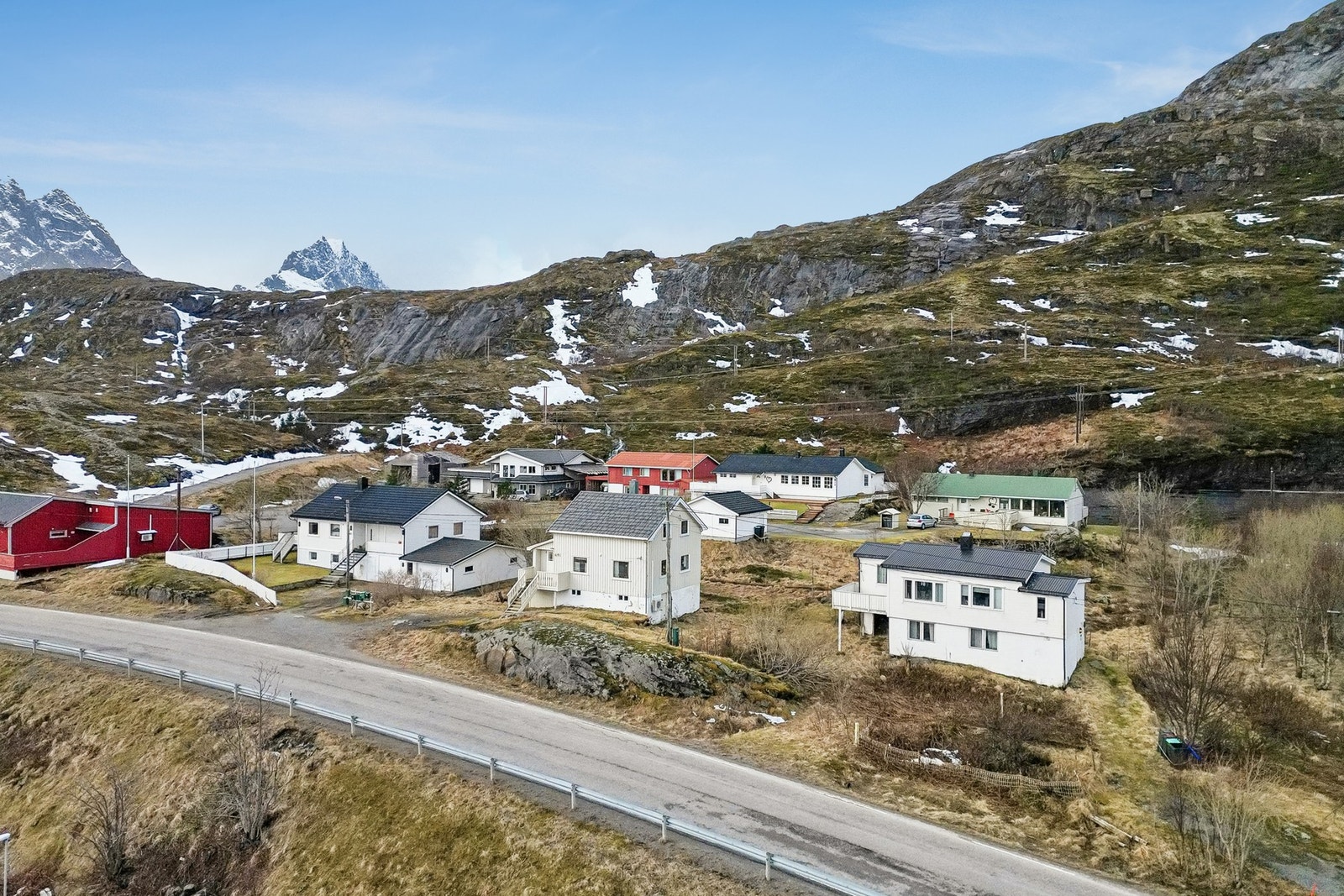 Eldre enebolig som opprinnelig er oppført i 1953 med et senere tilbygg i 2000 (ikke søkt om). Boligen fremstår vedlikeholdt, men oppussing må påregnes. Galleribilde