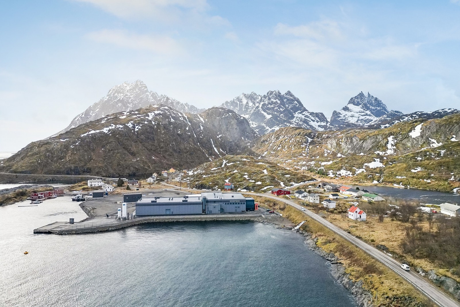 Leknes ligger ca. 35 minutter unna og fungerer som regionsenter med bredt utvalg av butikker, tjenester og flyplass. Galleribilde