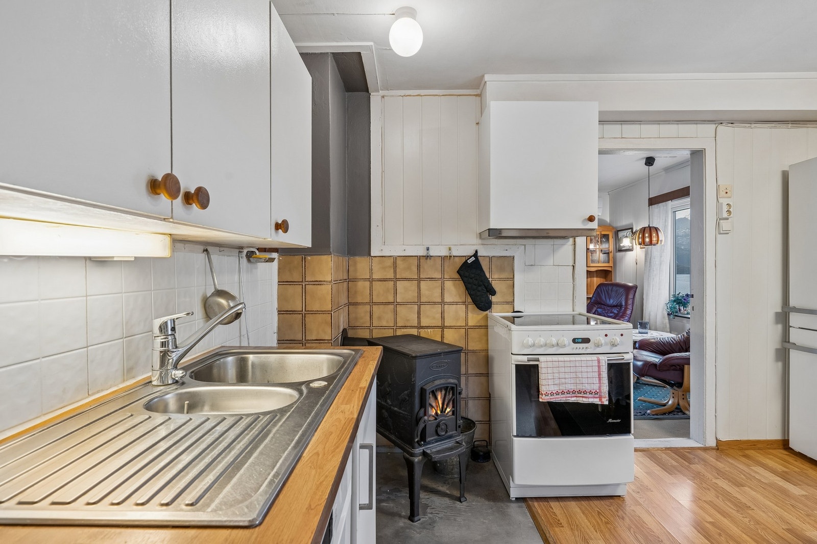 Overskap på to vegger gir ekstra lagringsplass til kopper, kar og kjøkkenutstyr. Galleribilde