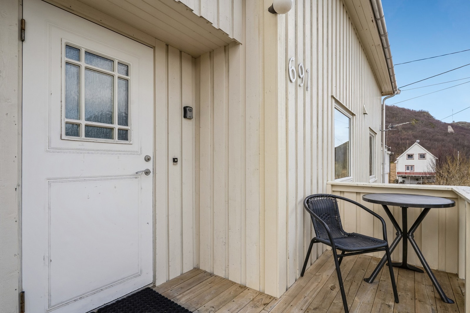 Boligen har en liten terrasse like ved inngangsdøren. Galleribilde