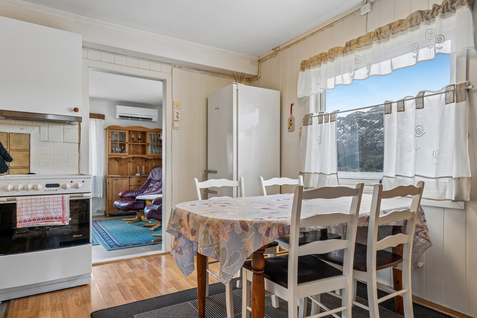 Av hvitevarer er det kjøleskap, oppvaskmaskin, mikrobølgeovn og stekeovn. Galleribilde