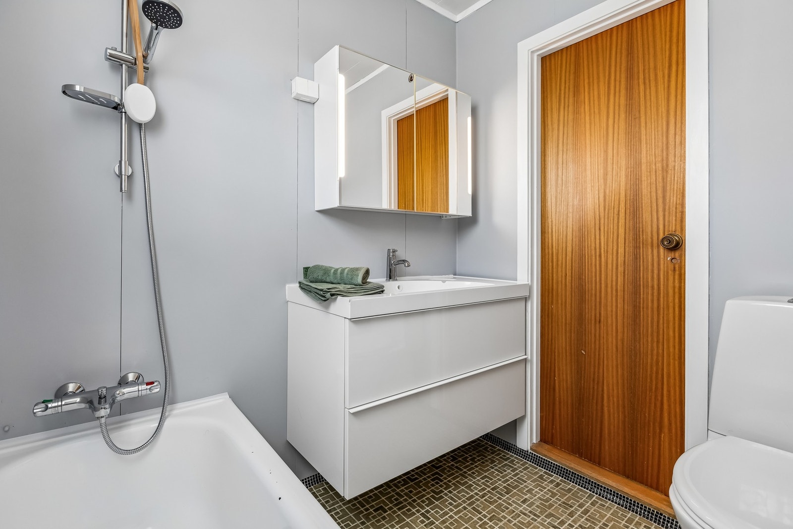 Funksjonelt baderom tilknyttet soveromsdelen i hovedetasjen. Det er montert ny baderomsinnredning og toalett i senere tid Galleribilde