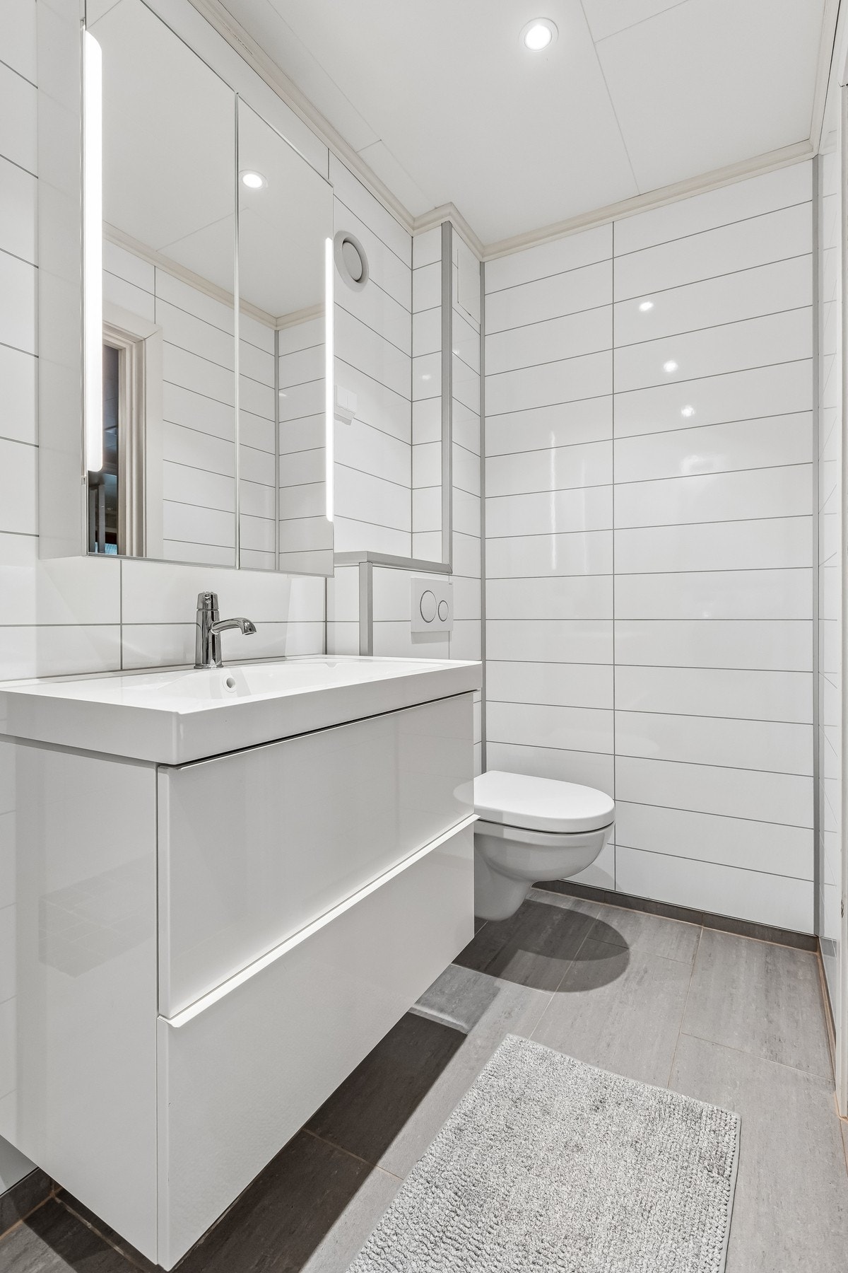 Moderne og tidløst bad renovert i 2016 Galleribilde