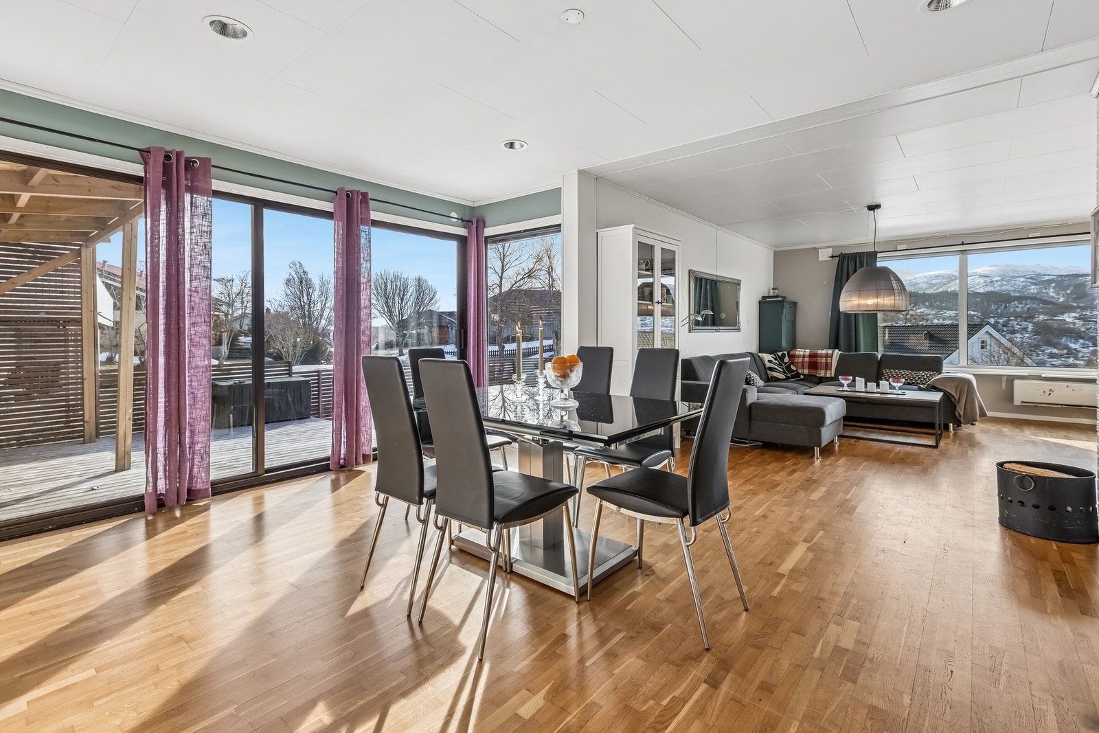 Stuen byr på fleksible møbleringsmuligheter og god flyt i planløsningen Galleribilde