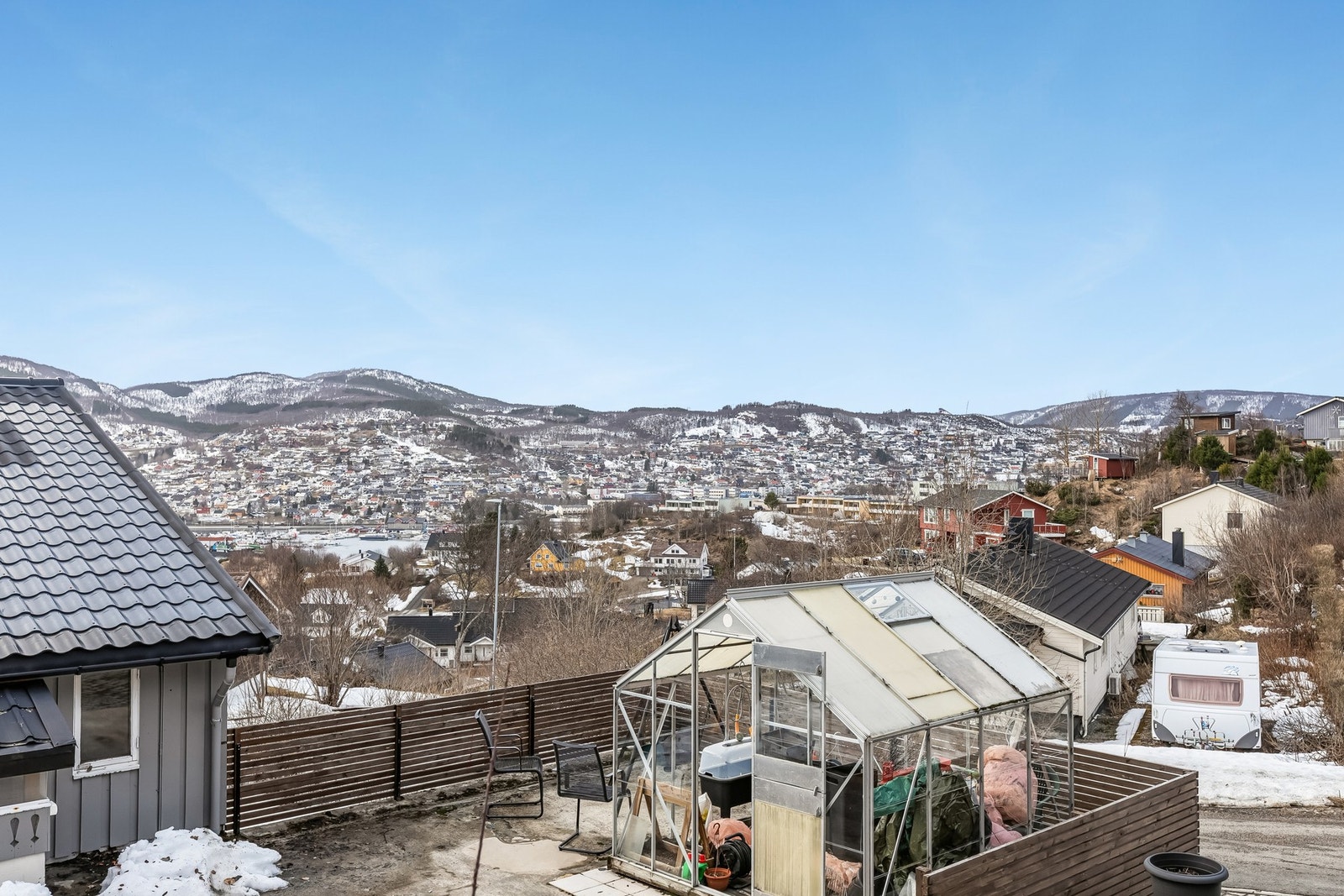 Boligen ligger høyt og fritt med luftige omgivelser og nydelig utsikt Galleribilde