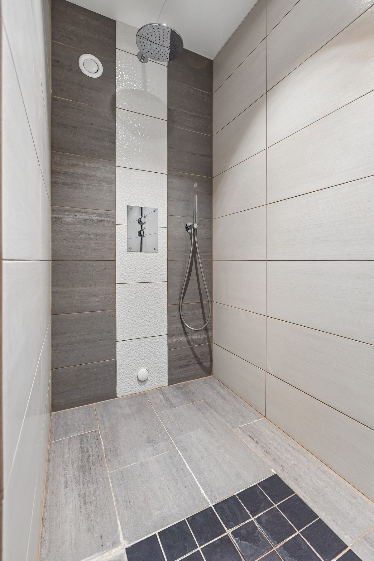 Flislagt gulv med varmekabler og praktisk dusjsone Galleribilde