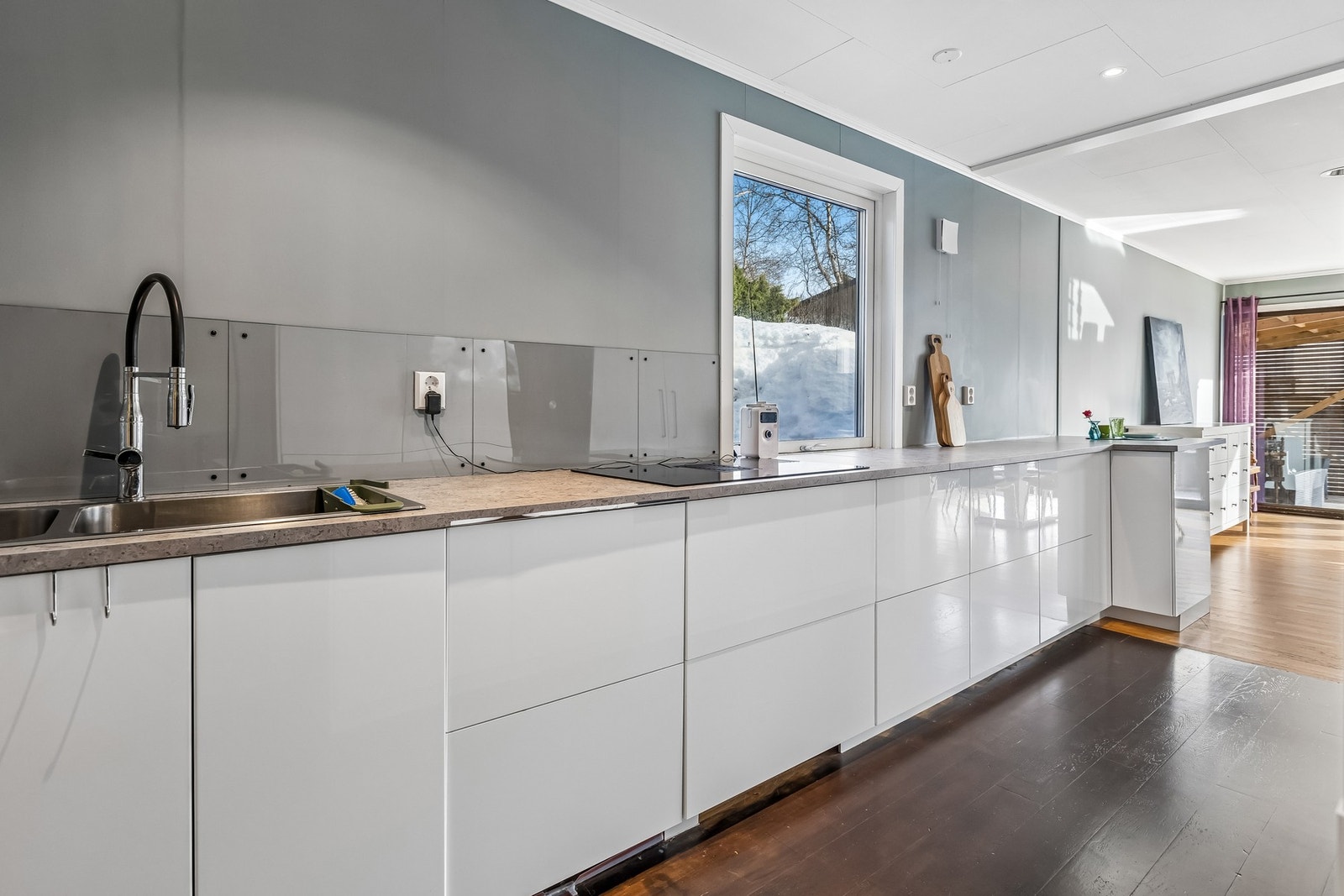 God skap- og benkeplass - perfekt for matlaging Galleribilde