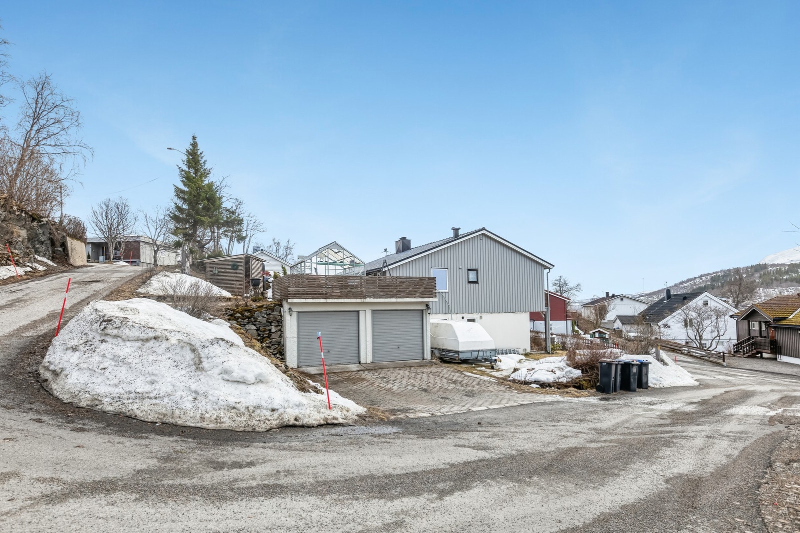 Meget gode parkeringsmuligheter - i dobbelgarasjen, foran og oppå Galleribilde