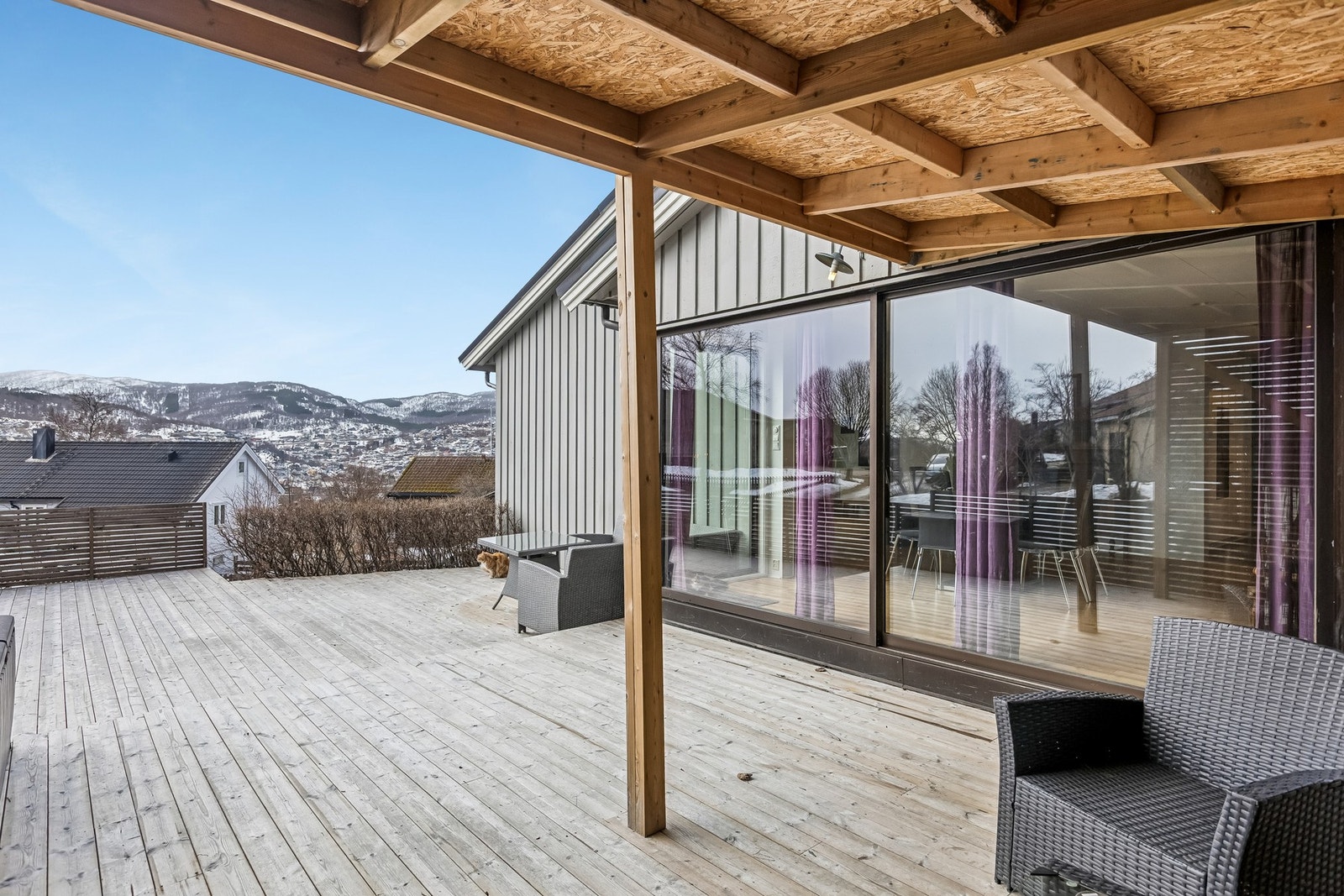 Terrassen mot sør gir optimale solforhold og flott utsikt over nærområdet Galleribilde