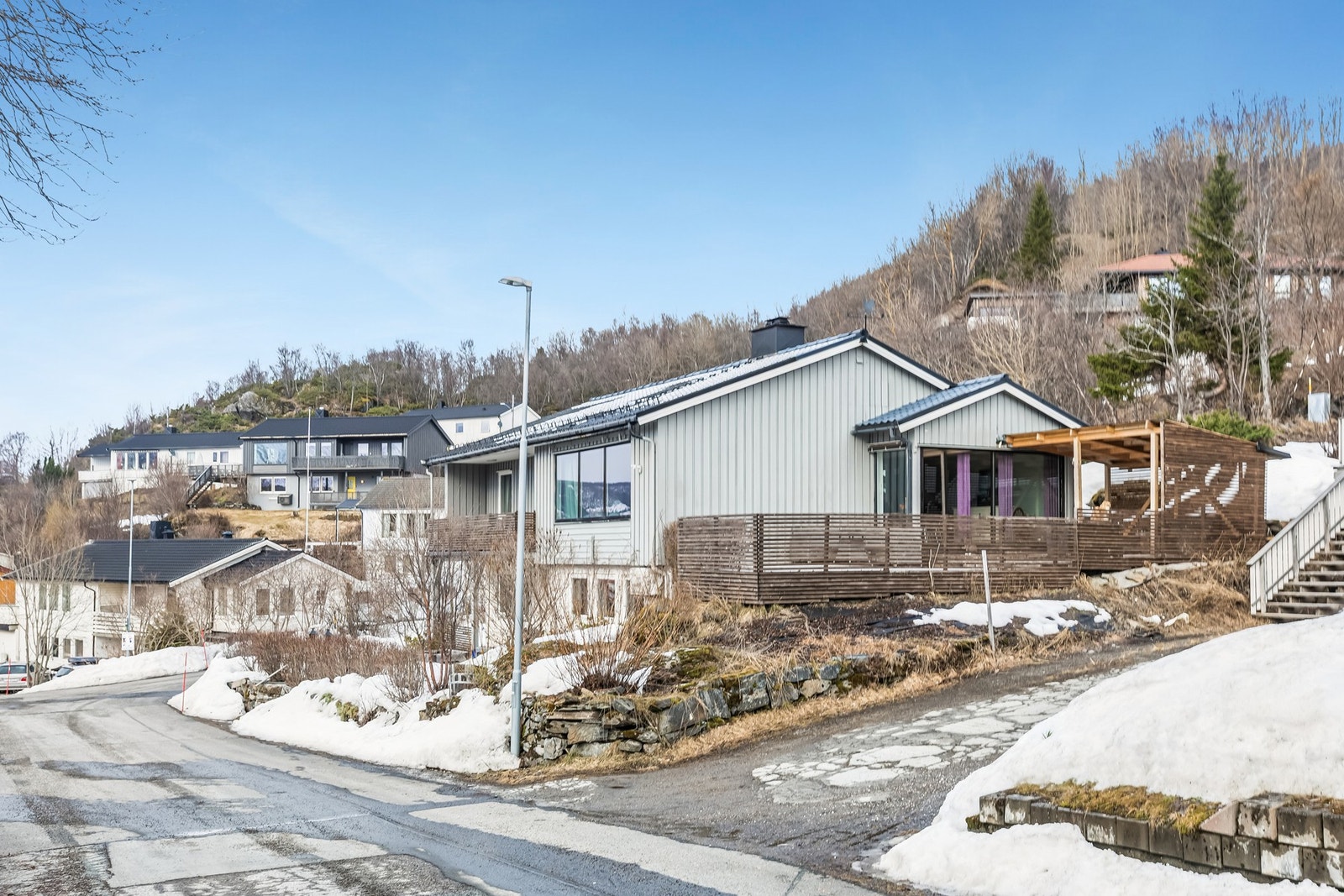 Stor terrasse og balkong som gir gode uteplasser for både avslapning og måltider Galleribilde