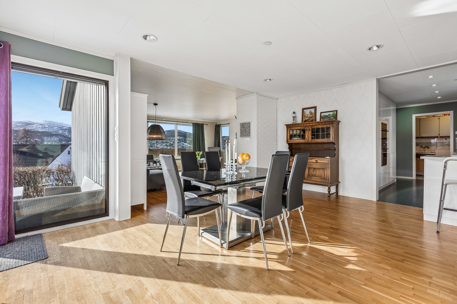 Moderne og tiltalende planløsning med åpen løsning mot kjøkken Galleribilde