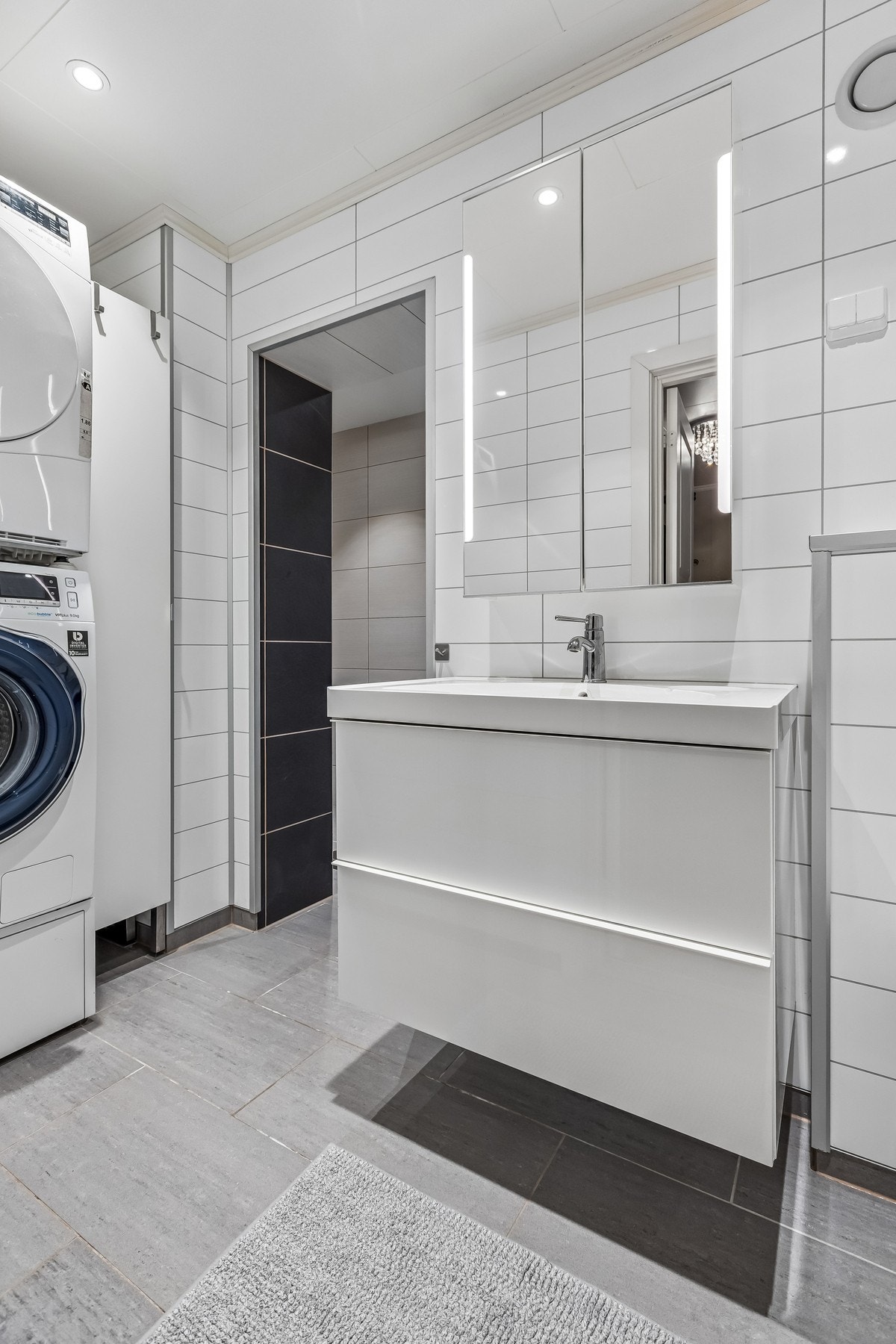 Lekkert innredet baderom med god oppbevaring, samt opplegg for vask/tørk Galleribilde