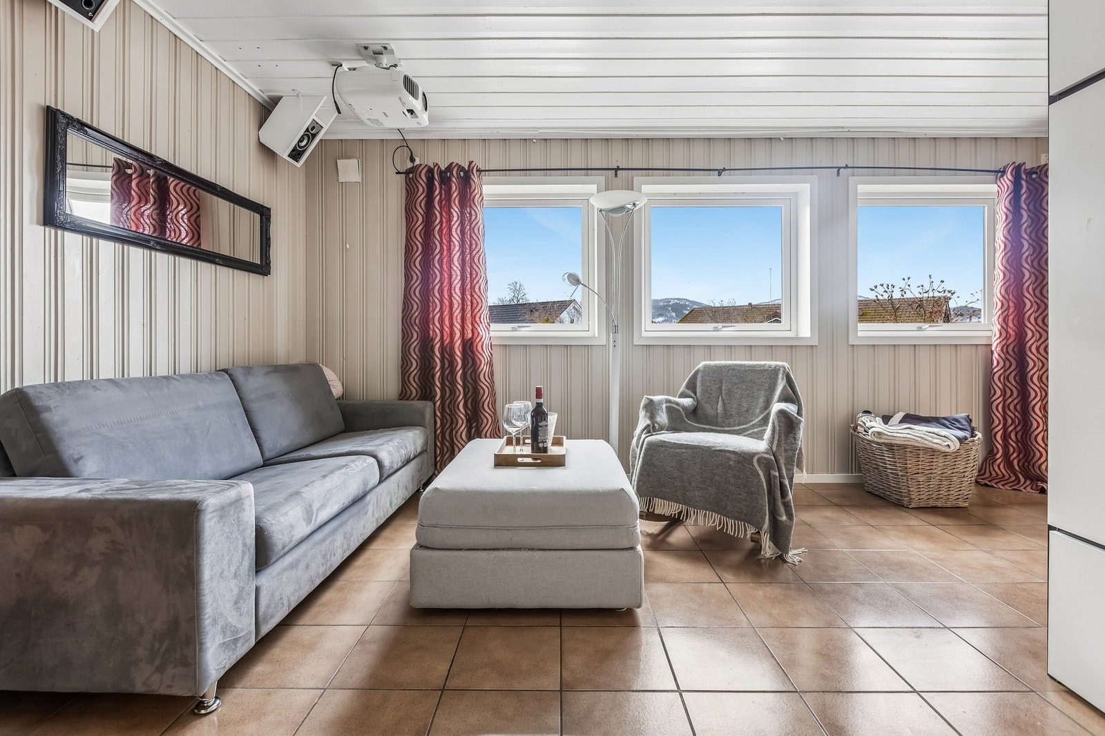 Romslig kjellerstue perfekt som tv-/lekestue Galleribilde