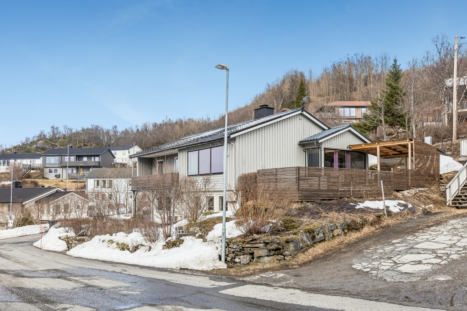 Attraktiv plassering på nedre Gangsås med nærhet til skole, butikk og idrettsanlegg Galleribilde