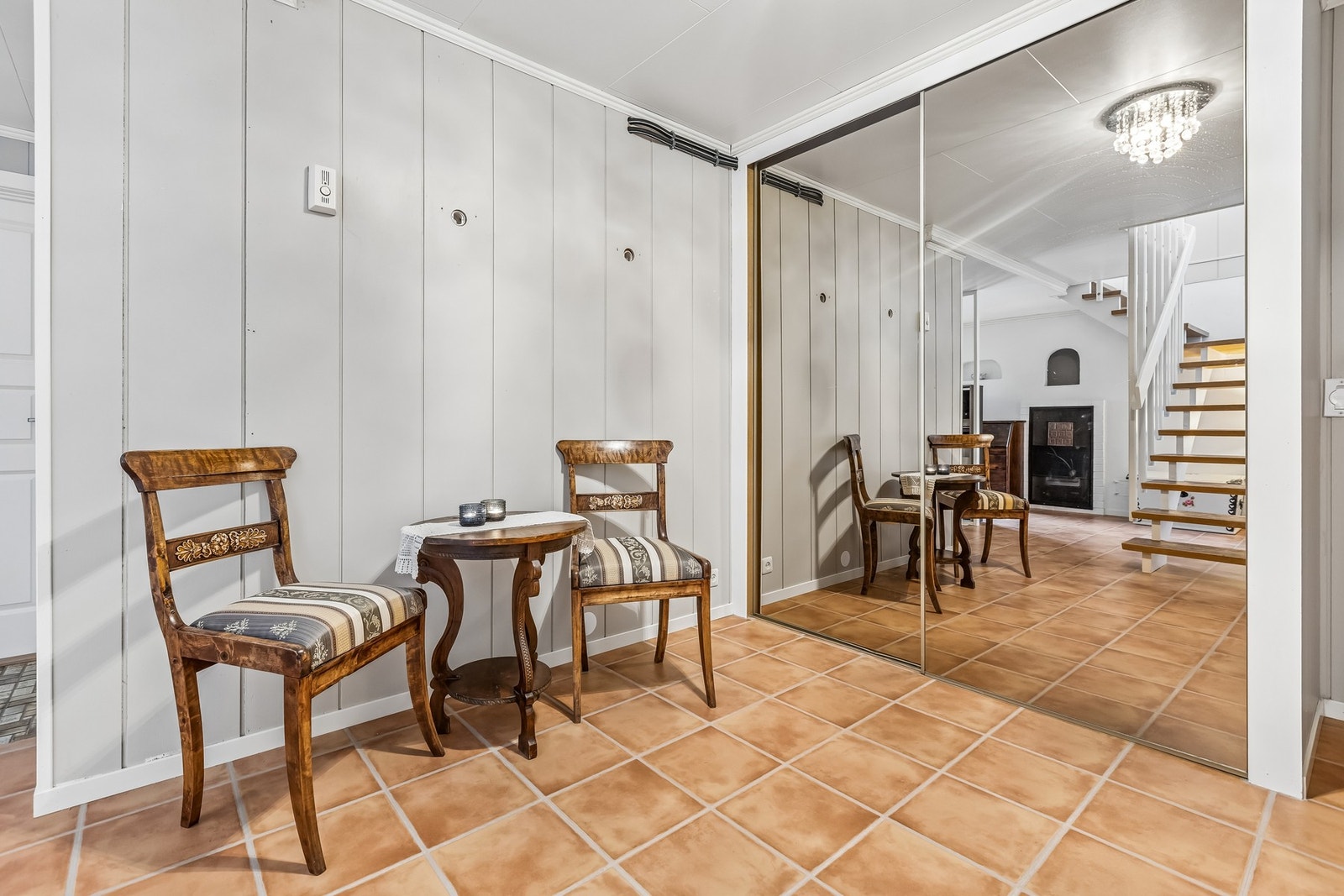 GStor skyvedørsgarderobe i hallen Galleribilde