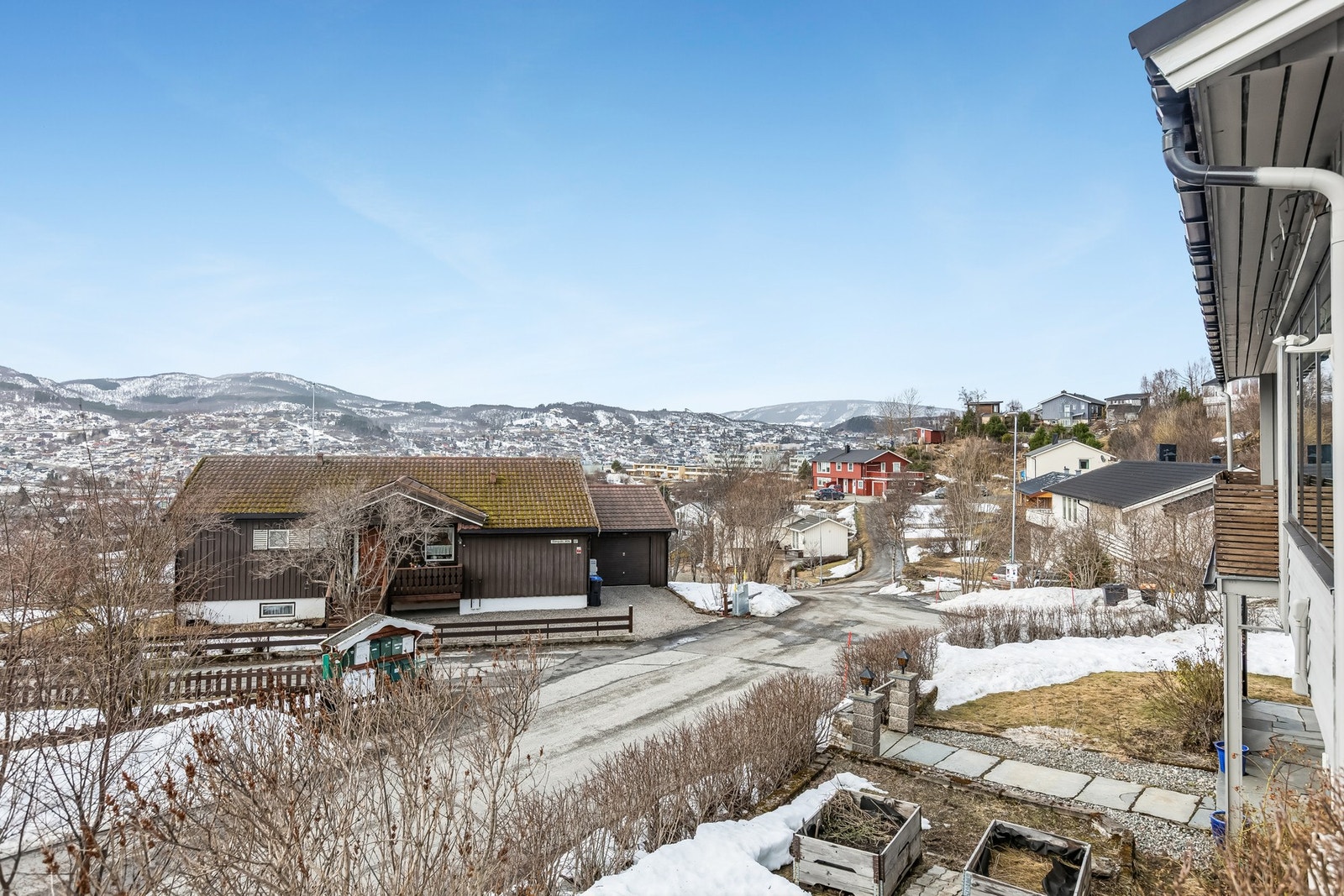 Oversiktlig tomt i lett skrånende terreng med opparbeidede uteområder Galleribilde