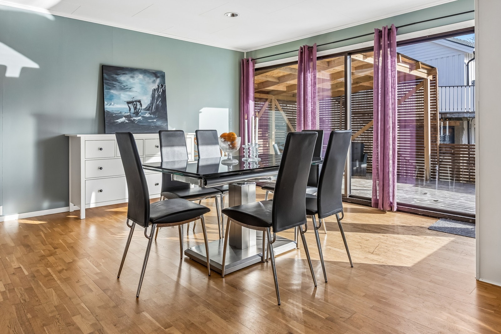 Direkte utgang til terrasse for enkel overgang mellom inne- og uteområde Galleribilde